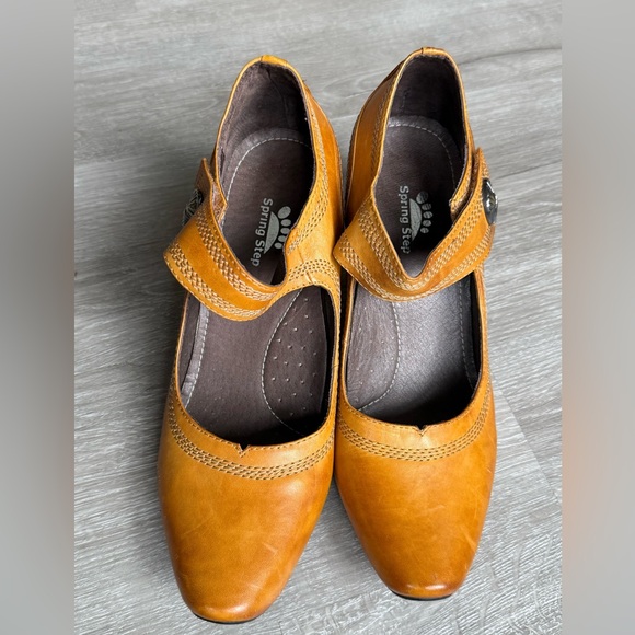 Spring Step Women's Camel Jubilee Mary Jane Pumps - Picture 1 of 5